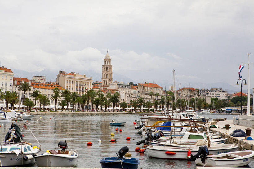 皮划艇,无人,家,码头,横图,室外,白天,正面,度假,海浪,海洋,美景,植物,城市风光,城市,港口,船,欧洲,克罗地亚,一排,许多,阴影,整齐,光线,影子,房屋,屋子,景观,浪花,云,云朵,很多,云彩,娱乐,楼房,住宅,树,树木,排列,蓝色,绿色,白云,蓝天,天空,阳光,自然,海水,交通工具,天,享受,休闲,景色,放松,生长,晴朗,成长,队列,载具,海景,首府,克罗地亚共和国,斯普利特,斯普利特.达尔马提亚县,大海,风浪,海,海水的波动,近岸浪,涌浪,晴空,彩图,房子,摆渡口,埠头,渡口,渡头,港湾,海港,货运码头,口岸,商港,斯普利特.达尔马提亚