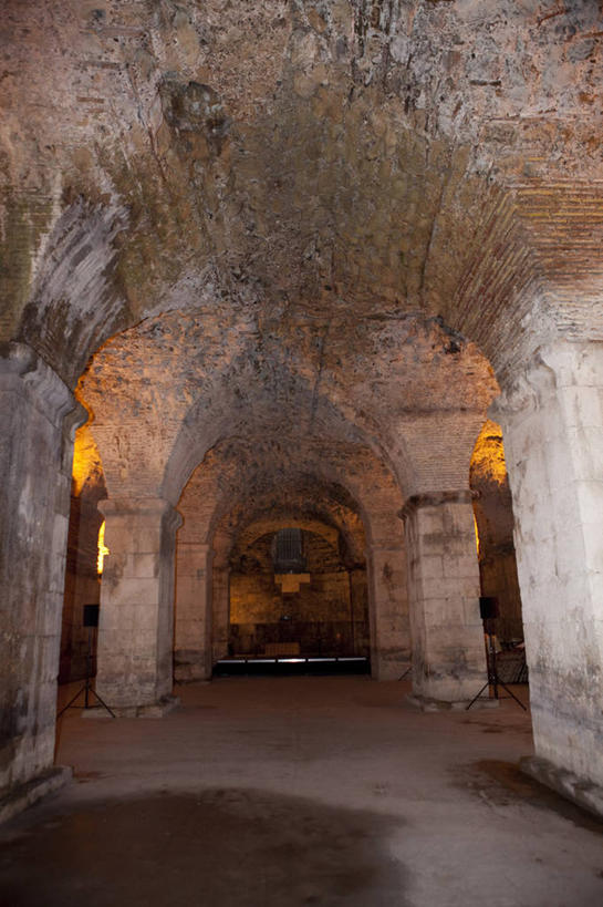 无人,竖图,室内,白天,正面,旅游,度假,标志建筑,地标,建筑,欧洲,克罗地亚,阴影,光线,影子,柱子,墙,拱门,灯光,娱乐,建设,墙壁,墙面,享受,休闲,旅游胜地,放松,首府,克罗地亚共和国,斯普利特,戴克里先宫,斯普利特.达尔马提亚县,彩图