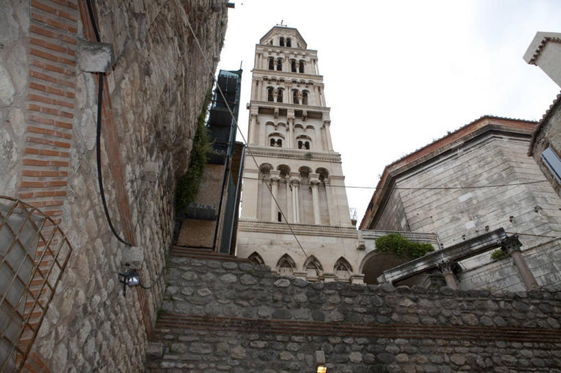 无人,横图,室外,白天,仰视,旅游,度假,植物,标志建筑,地标,建筑,欧洲,克罗地亚,阴影,电力,光线,电线,线,影子,墙,云,云朵,电能,线路,云彩,娱乐,建设,墙壁,墙面,蓝色,绿色,白云,蓝天,天空,阳光,自然,天,享受,休闲,旅游胜地,放松,生长,晴朗,成长,电,电源,电源线,能量,首府,克罗地亚共和国,斯普利特,戴克里先宫,斯普利特.达尔马提亚县,晴空,彩图,低角度拍摄,斯普利特.达尔马提亚