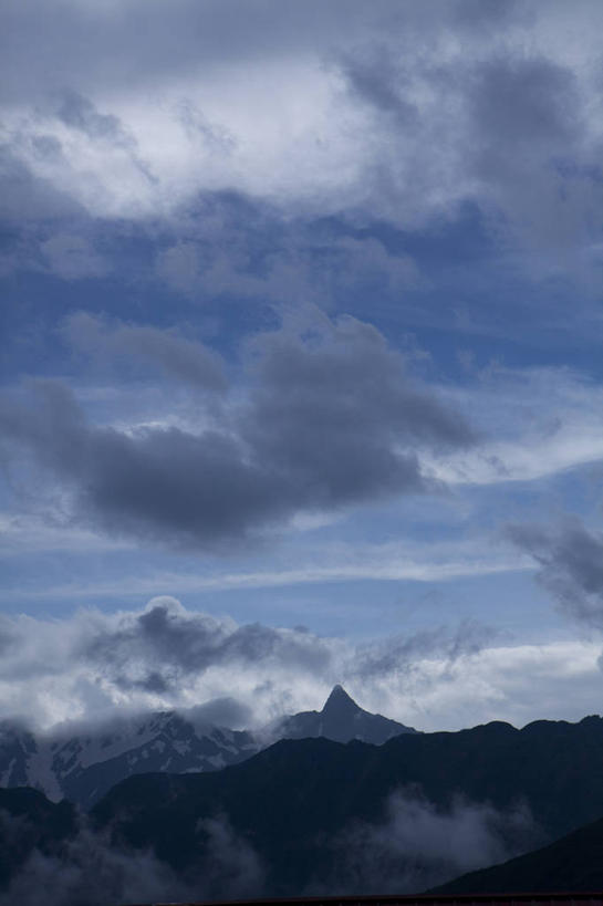 无人,竖图,室外,白天,正面,旅游,度假,美景,山,山脉,雾,长野县,日本,亚洲,阴影,朦胧,模糊,光线,影子,景观,山峰,云,云朵,山峦,云彩,娱乐,蓝色,白云,蓝天,天空,阳光,自然,群山,天,享受,休闲,景色,放松,晴朗,迷雾,自然风光,东亚,本州,本州岛,日本国,中部地方,长野,安昙野,安昙野市,大雾,晴空,彩图
