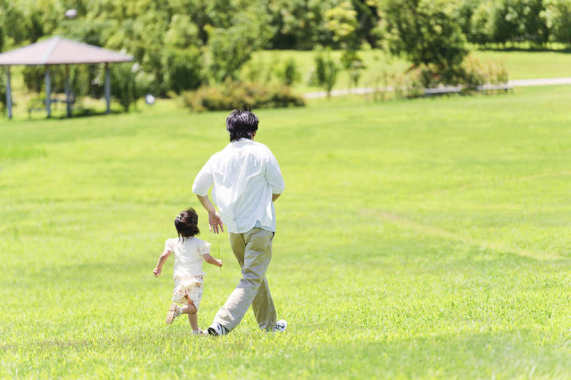 东方人,儿童,中年人,两个人,家庭,父亲,女儿,横图,室外,白天,纯洁,草地,草坪,植物,亚洲,追逐,奔驰,阴影,服装,光线,影子,亭子,休闲装,黄种人,草,树,树木,小孩,背面,衣服,绿色,阳光,自然,奔跑,休闲,温暖,温馨,父女,一家人,休闲服,父爱,可爱,童年,童趣,服饰,生长,成长,和睦,童真,烂漫,无邪,天真,男人,男性,女孩,中年男性,亚洲人,孩子,彩图,全身,融洽,女生