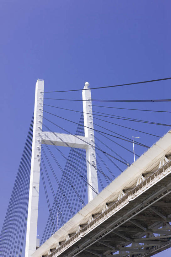 无人,竖图,室外,白天,仰视,旅游,度假,标志建筑,大桥,地标,建筑,立交桥,桥梁,神奈川,日本,亚洲,阴影,光线,影子,柱子,高架,斜拉桥,桥,横滨,横滨市,神奈川县,娱乐,横滨海湾大桥,建设,蓝色,蓝天,天空,阳光,绳子,天,享受,休闲,旅游胜地,放松,晴朗,绳索,东亚,本州,万里无云,首府,海湾大桥,关东地方,本州岛,日本国,晴空,晴空万里,彩图,低角度拍摄