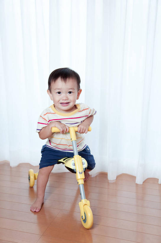 东方人,婴儿,儿童,一个人,坐,笑,微笑,露齿笑,竖图,俯视,室内,白天,纯洁,窗户,窗帘,地板,落地窗,亚洲,仅一个人,握,服装,装饰,三轮车,地面,扭头,注视,休闲装,黄种人,光脚,木地板,玻璃窗,车,脚踏车,小孩,衣服,帘子,交通工具,观察,看,转头,休闲,赤脚,休闲服,遮阳,可爱,握着,服饰,活泼,观看,华丽,修饰,点缀,察看,关注,载具,宝宝,儿童车,纯真,烂漫,无邪,衬托,美观,雅致,雅观,伶俐,天真,亚洲人,孩子,坐着,彩图,高角度拍摄,全身,儿童三轮车