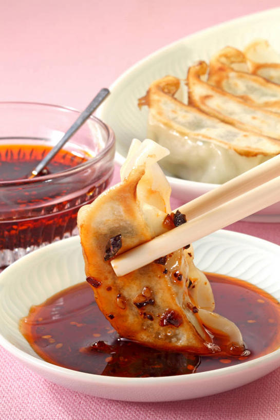 点心,无人,竖图,俯视,室内,特写,白天,筷子,桌面,桌子,餐具,一排,一双,许多,整齐,木制,碟子,盘,勺子,调料,辣椒油,食用油,油,油炸,油炸食品,佐料,料理,食品,锅贴,煎饺,面点,调味品,很多,调味料,文化,传统,美食,食物,排列,一个,红色,盘子,木制品,调羹,碟,汤匙,中式,摄影,影棚,单个,礼节,队列,礼仪,植物油,进餐用具,彩图,高角度拍摄,影棚拍摄,拍摄