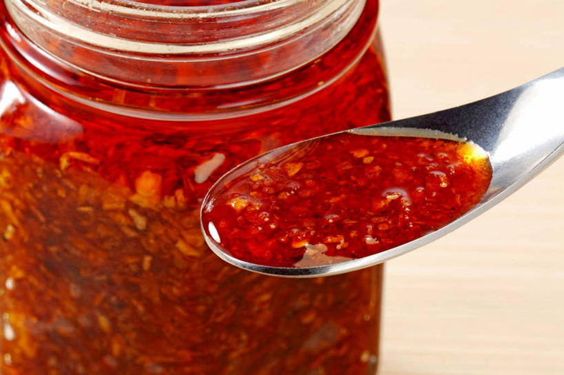 无人,横图,俯视,室内,特写,白天,桌面,桌子,木制,罐子,勺子,调料,辣椒油,食用油,油,佐料,调味品,调味料,玻璃制品,一个,红色,玻璃瓶,木制品,瓶子,调羹,汤匙,摄影,影棚,单个,植物油,彩图,高角度拍摄,影棚拍摄,拍摄