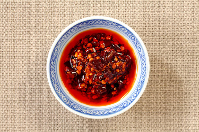 无人,横图,俯视,室内,特写,白天,桌面,桌子,木制,陶瓷,调料,辣椒油,食用油,油,佐料,陶瓷制品,调味品,调味料,一个,红色,木制品,容器,碗,摄影,影棚,单个,储藏,储存,植物油,彩图,高角度拍摄,影棚拍摄,拍摄,贮存