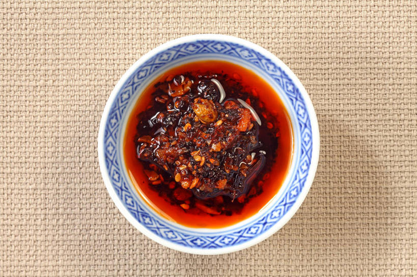 无人,横图,俯视,室内,特写,白天,桌面,桌子,木制,陶瓷,调料,辣椒油,食用油,油,佐料,陶瓷制品,调味品,调味料,一个,红色,木制品,容器,碗,摄影,影棚,单个,储藏,储存,植物油,彩图,高角度拍摄,影棚拍摄,拍摄,贮存