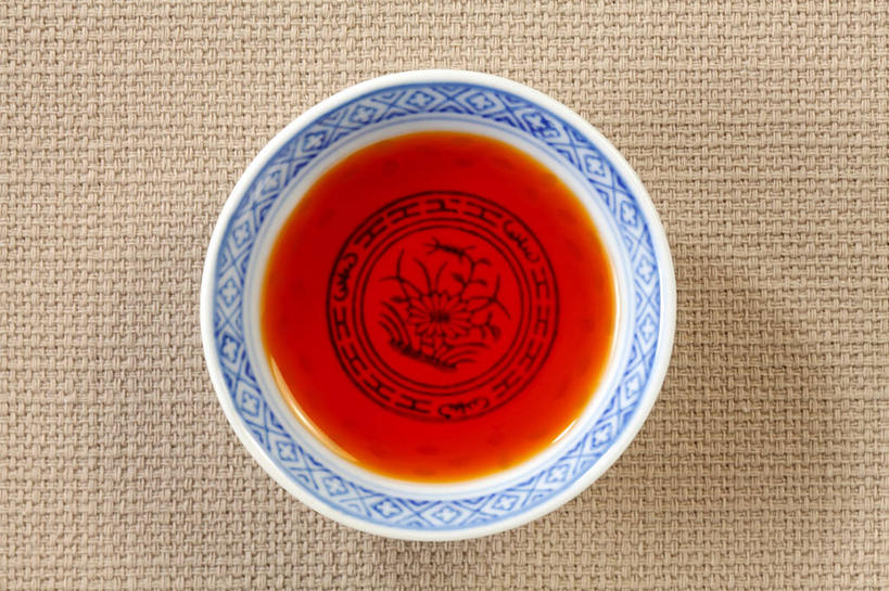 无人,横图,俯视,室内,特写,白天,桌面,桌子,清澈,透明,木制,陶瓷,调料,辣椒油,食用油,油,佐料,陶瓷制品,调味品,调味料,一个,红色,木制品,容器,碗,摄影,影棚,单个,储藏,储存,植物油,通明,明澈,清彻,清亮,彩图,高角度拍摄,影棚拍摄,拍摄,贮存