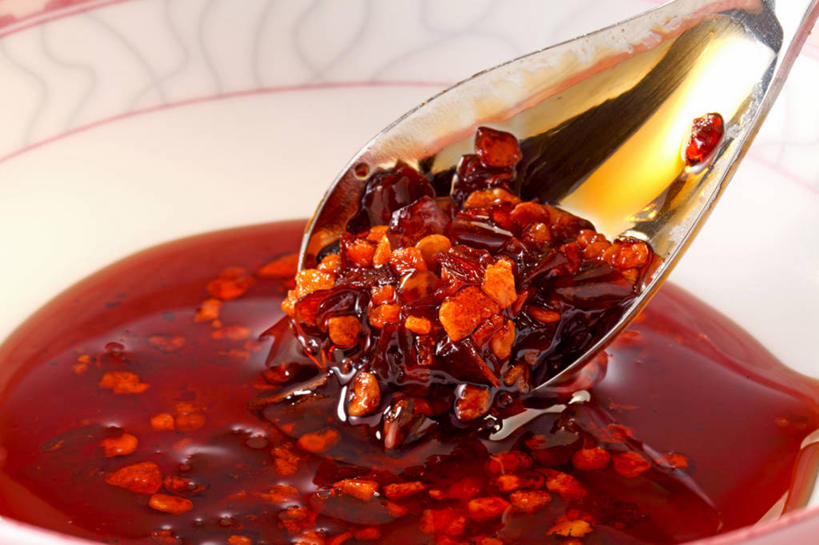 无人,横图,俯视,室内,特写,白天,桌面,桌子,金属制品,金属,木制,勺子,陶瓷,调料,辣椒油,食用油,油,佐料,陶瓷制品,调味品,调味料,一个,红色,木制品,容器,调羹,汤匙,碗,摄影,影棚,单个,储藏,储存,植物油,彩图,高角度拍摄,影棚拍摄,拍摄,贮存