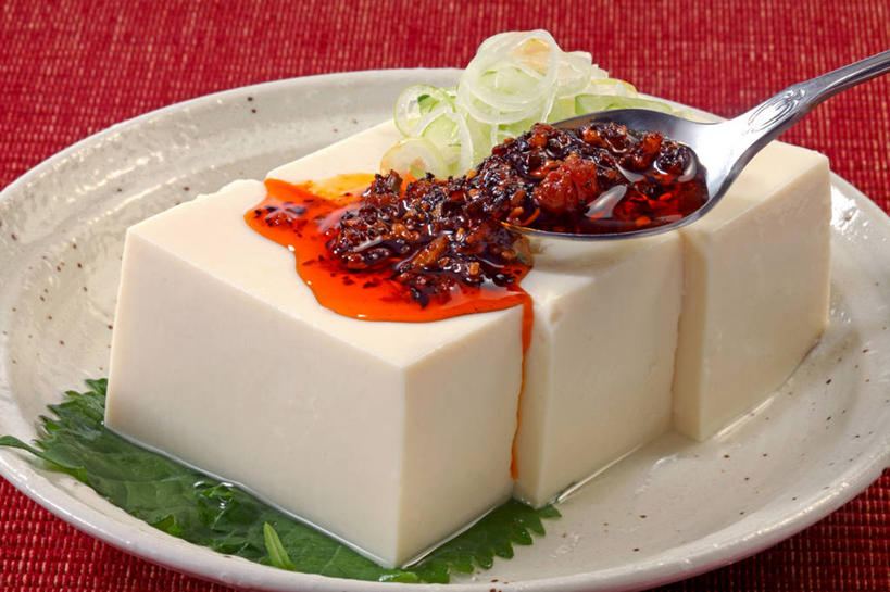 豆腐,无人,横图,俯视,室内,特写,白天,烹饪,桌面,桌子,蔬菜,洋葱,餐具,红色背景,新鲜,装饰,布料,碟子,盘,勺子,调料,辣椒油,食用油,油,佐料,日本料理,料理,食品,调味品,调味料,布纹,菜肴,美食,桌布,食物,一个,红色,盘子,餐巾,调羹,碟,台布,汤匙,日式料理,日式,摄影,佳肴,有机食品,绿色食品,影棚,单个,华丽,修饰,点缀,豆制品,玉葱,植物油,衬托,美观,雅致,雅观,荷兰葱,圆葱,洋葱头,球葱,葱头,餐桌布,彩图,高角度拍摄,影棚拍摄,拍摄