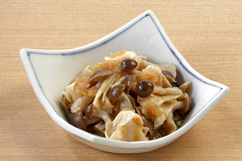 无人,横图,俯视,室内,特写,白天,烹饪,桌面,桌子,蔬菜,一堆,许多,堆叠,堆积,新鲜,木制,陶瓷,菌菇,日本料理,料理,食品,陶瓷制品,很多,菌类,豆腐皮,菜肴,美食,食物,一个,白色,木制品,容器,碗,日式料理,日式,食用菌,摄影,佳肴,有机食品,绿色食品,影棚,单个,储藏,堆,真菌,储存,腐竹,滑子菇,珍珠菇,滑菇,豆腐衣,油皮,彩图,高角度拍摄,影棚拍摄,拍摄,贮存