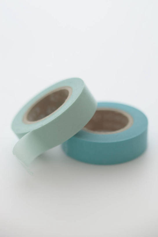 无人,竖图,俯视,室内,特写,白天,白色背景,安全,桌面,桌子,静物,阴影,反射,影子,防护,两个,蓝色,摄影,影棚,保护,保险,胶布,保全,周全,安稳,安定,黏胶,防潮,耐磨,聚氯乙烯,平安,彩图,高角度拍摄,影棚拍摄,拍摄,耐酸碱,电工胶布,绝缘胶带