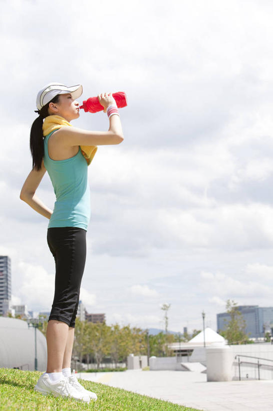 东方人,一个人,高楼大厦,栏杆,站,举,竖图,室外,白天,仰视,草地,草坪,植物,大厦,道路,建筑,路,摩天大楼,公路,帽子,亚洲,仅一个年轻女性,仅一个女性,仅一个人,喝,握,阴影,服装,光线,棒球帽,背心,纺织物,影子,护腕,云,云朵,围栏,交通,饮品,拿,云彩,拿着,注视,黄种人,手叉腰,护栏,草,树,树木,饮料,一个,衣服,蓝色,绿色,白云,蓝天,天空,阳光,自然,瓶子,塑料制品,毛巾,天,叉腰,观察,看,清洁,托,站着,塑料瓶,握着,服饰,生长,晴朗,单个,成长,观看,保暖,察看,衣着,穿着,关注,可口,能量,透气,防水,补充,衣饰,储水,耐磨,吸水,适口,单手叉腰,年轻女性,女人,女性,亚洲人,晴空,马路,举起,举手,举着,抬头,向上举,向上伸,向上托,仰头,站立,彩图,低角度拍摄,全身,大楼,高层建筑,高楼,摩天楼,能量饮料