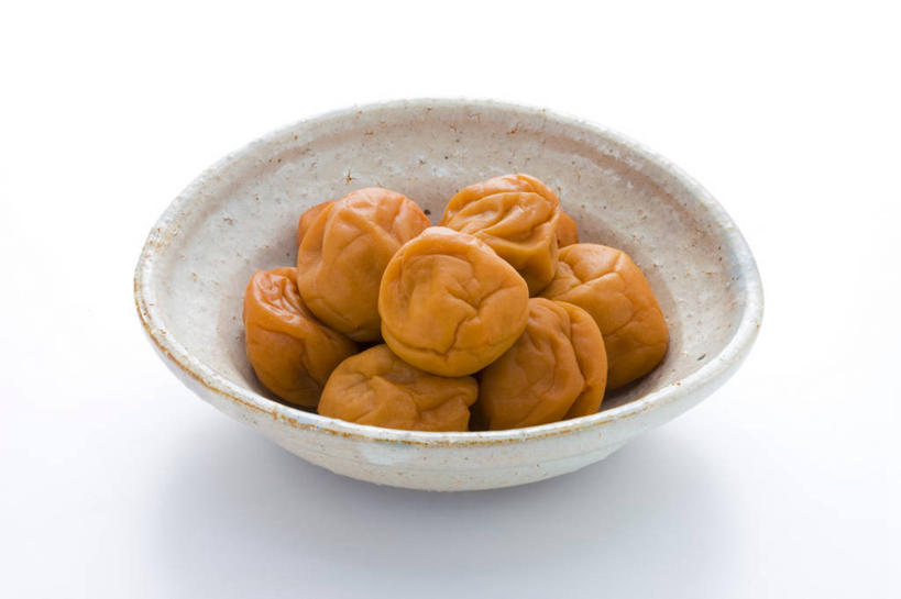 无人,横图,俯视,室内,特写,白天,白色背景,餐具,一堆,许多,阴影,堆叠,堆积,反射,碟子,盘,影子,食品,很多,酸梅,食物,一个,白色,盘子,碟,青梅,橙色,摄影,影棚,单个,堆,梅子,果梅,彩图,高角度拍摄,影棚拍摄,拍摄