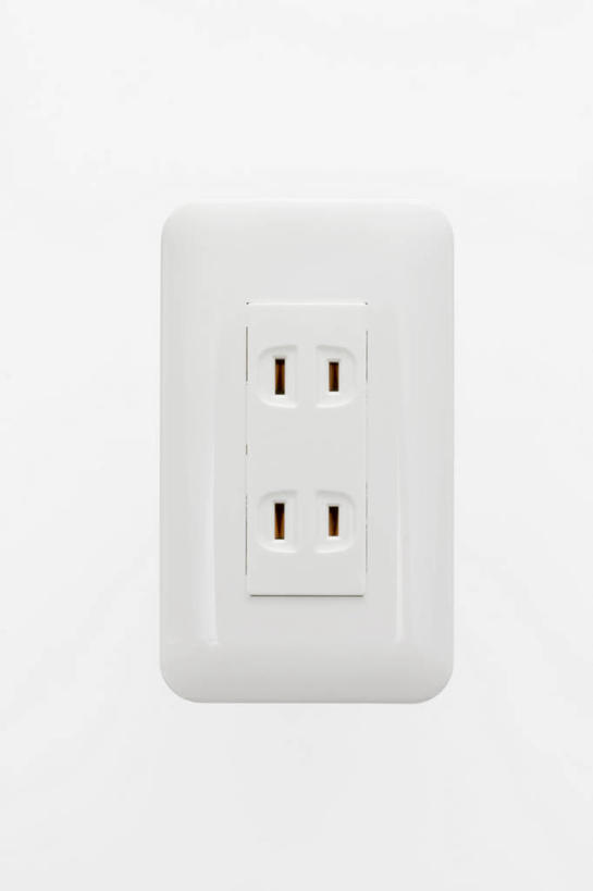 无人,竖图,室内,特写,白天,白色背景,正面,静物,阴影,反射,电器,影子,插座,一个,白色,摄影,影棚,单个,家用电器,插线板,拖线板,电源转换器,排插,彩图,影棚拍摄,拍摄