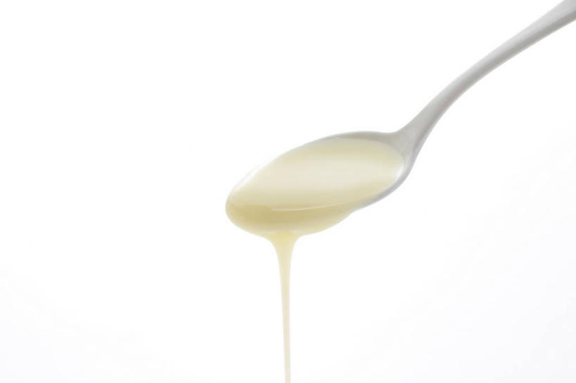 无人,横图,室内,特写,白天,白色背景,正面,倒,阴影,反射,影子,勺子,饮品,营养,饮料,一个,白色,调羹,汤匙,摄影,影棚,单个,乳制品,奶,炼乳,安神,彩图,影棚拍摄,拍摄,浓缩