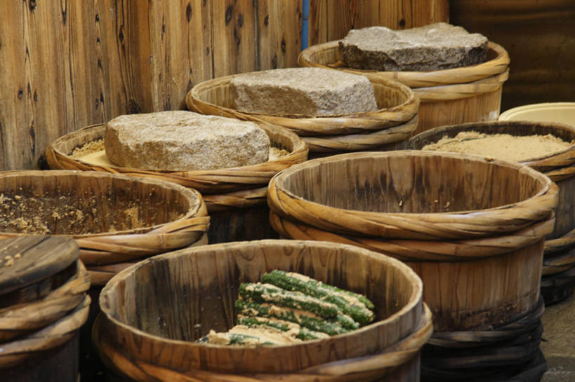 无人,横图,俯视,室内,白天,石头,一堆,许多,阴影,堆叠,堆积,反射,木制,木桶,石子,桶,影子,墙,调料,味增,食品,调味品,很多,调味料,墙壁,墙面,食物,排列,木制品,容器,储藏,堆,储存,队列,日式大豆酱,味噌,石块,岩石,彩图,高角度拍摄,贮存