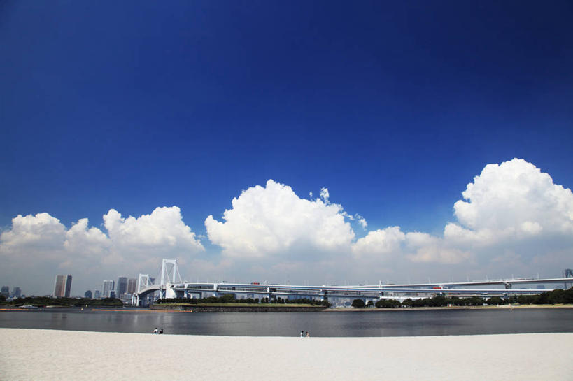 无人,公园,高楼大厦,横图,室外,白天,正面,度假,海浪,海洋,美景,沙滩,城市风光,城市,大厦,建筑,摩天大楼,东京,日本,亚洲,阴影,光线,沙子,影子,海岸,景观,浪花,云,云朵,桥,沙地,云彩,娱乐,蓝色,白云,蓝天,天空,阳光,海水,天,享受,休闲,景色,放松,吊桥,晴朗,人行桥,悬索桥,御台场,吊杆,海景,东亚,本州,关东地方,本州岛,日本国,东京都,县厅,港区,东京市,东京港,台场,台场海滨公园,锚锭,悬索,大海,风浪,海,海水的波动,海滩,近岸浪,涌浪,晴空,彩图,大楼,高层建筑,高楼,摩天楼,御台场海滨公园