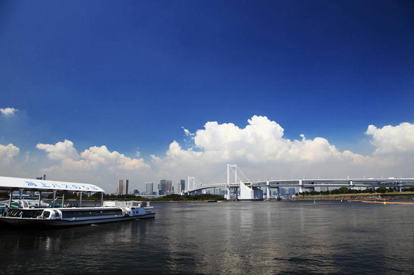 无人,公园,高楼大厦,横图,室外,白天,正面,度假,美景,沙滩,城市风光,城市,大厦,建筑,轮船,摩天大楼,船,东京,日本,亚洲,一艘,阴影,波纹,飞溅,溅,光线,沙子,液体,影子,海岸,景观,水滴,云,云朵,桥,沙地,云彩,娱乐,水珠,蓝色,白云,蓝天,水纹,天空,阳光,船尾波,交通工具,波浪,天,享受,休闲,景色,放松,吊桥,晴朗,人行桥,悬索桥,御台场,喷洒,载具,吊杆,东亚,本州,关东地方,本州岛,日本国,东京都,县厅,港区,东京市,东京港,台场,台场海滨公园,锚锭,悬索,海滩,晴空,彩图,大楼,高层建筑,高楼,摩天楼,御台场海滨公园