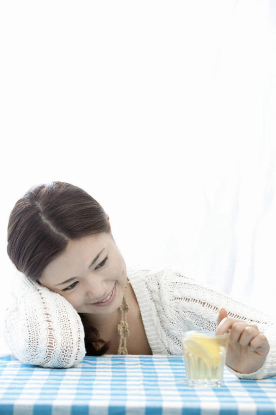 东方人,一个人,坐,笑,微笑,露齿笑,竖图,室内,白天,正面,餐桌,桌子,柠檬,杯子,亚洲,仅一个年轻女性,仅一个女性,仅一个人,撑,指,阴影,服装,反射,方格,格子,影子,墙,饮品,一杯,注视,指点,休闲装,黄种人,墙壁,墙面,玻璃制品,饮料,一个,衣服,蓝色,白色,水杯,低头,观察,看,趴着,休闲,休闲服,搭,服饰,单个,餐台,观看,察看,撑着,指向,搭着,关注,可口,能量,补充,适口,年轻女性,女人,女性,亚洲人,玻璃杯,益母果,柠檬片,柠果,趴,坐着,半身,彩图
