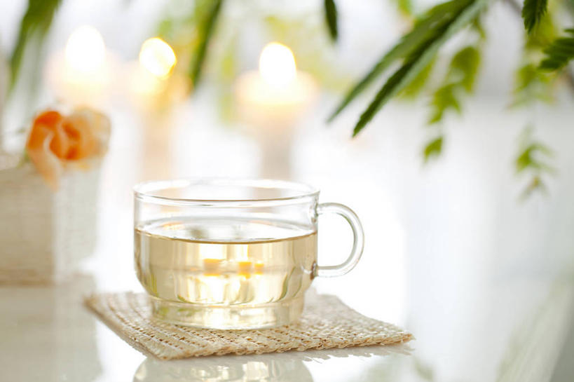 无人,横图,室内,特写,白天,正面,爱情,幸福,纯洁,热情,植物,餐桌,茶,桌子,玫瑰,杯子,蜡烛,叶子,玻璃,阴影,朦胧,模糊,光线,火焰,纹理,影子,烛光,茶叶,绿叶,玫瑰花,杯垫,饮品,浪漫,燃烧,娱乐,玻璃制品,一个,绿色,水杯,垫子,花茶,点燃,享受,休闲,温暖,温馨,嫩叶,恩爱,放松,乐趣,保健,养生,单个,餐台,花草茶,和睦,舒适,感动,肌理,尊敬,玫瑰花茶,香花茶,香片,熏花茶,天真,刺玫花,徘徊花,叶,叶片,叶脉,茶杯,彩图,融洽