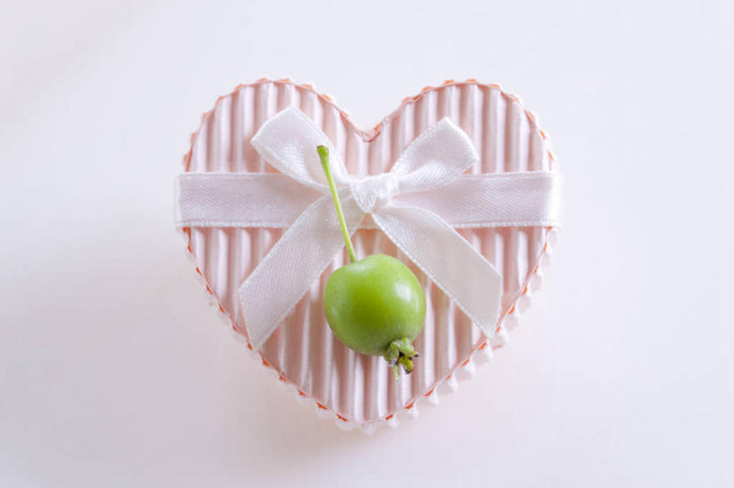 无人,横图,俯视,室内,特写,白天,白色背景,爱情,礼盒,礼物,水果,阴影,爱心,新鲜,装饰,反射,丝绸,丝带,影子,纸盒,生食,食品,果实,缎带,浪漫,绸带,盒子,食物,一个,粉色,绿色,包装盒,礼品盒,山楂,温暖,温馨,心形,恩爱,摄影,礼品,有机食品,绿色食品,影棚,单个,华丽,修饰,点缀,和睦,衬托,美观,雅致,雅观,红果,心型,彩图,高角度拍摄,影棚拍摄,拍摄,融洽