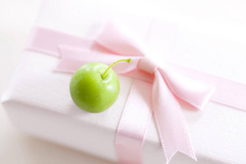 无人,横图,俯视,室内,特写,白天,礼盒,礼物,水果,阴影,新鲜,装饰,反射,包装,包装纸,丝绸,丝带,影子,纸,纸盒,生食,食品,果实,缎带,纸张,绸带,盒子,食物,一个,粉色,绿色,包装盒,礼品盒,山楂,摄影,礼品,有机食品,绿色食品,影棚,单个,华丽,修饰,点缀,包装材料,牛皮纸,衬托,美观,雅致,雅观,红果,彩图,高角度拍摄,影棚拍摄,拍摄
