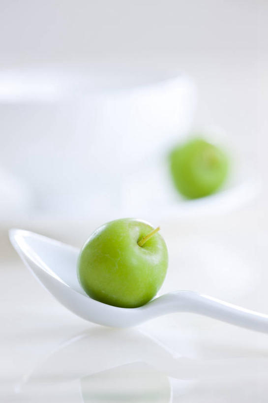 咖啡,无人,竖图,室内,特写,白天,白色背景,正面,幸福,杯子,餐具,水果,阴影,朦胧,模糊,新鲜,反射,瓷器,碟子,盘,影子,勺子,生食,食品,果实,咖啡杯,陶瓷制品,娱乐,食物,饮料,两个,一个,绿色,盘子,调羹,碟,汤匙,山楂,享受,休闲,温馨,放松,乐趣,摄影,有机食品,绿色食品,影棚,单个,提神,舒适,瓷杯,醒脑,软饮料,红果,彩图,影棚拍摄,拍摄