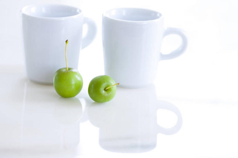 无人,横图,俯视,室内,特写,白天,白色背景,杯子,水果,阴影,新鲜,反射,瓷器,影子,生食,食品,果实,咖啡杯,陶瓷制品,食物,两个,绿色,山楂,摄影,有机食品,绿色食品,影棚,瓷杯,红果,彩图,高角度拍摄,影棚拍摄,拍摄