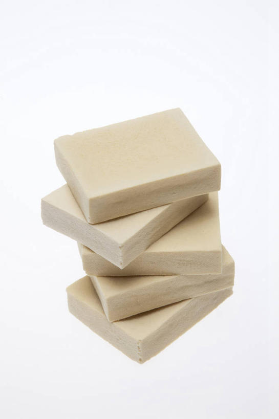 豆腐,无人,竖图,俯视,室内,特写,白天,白色背景,烹饪,一排,阴影,整齐,反射,影子,日本料理,料理,食品,菜肴,美食,食物,排列,日式料理,日式,摄影,佳肴,影棚,堆,豆制品,队列,五块,彩图,高角度拍摄,影棚拍摄,拍摄