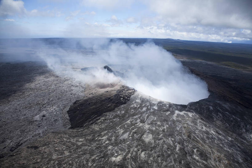 无人,横图,俯视,室外,白天,旅游,度假,火山,石头,美景,山,山脉,夏威夷,美国,阴影,光线,石子,影子,景观,山顶,山峰,云,云朵,山峦,喷发,云彩,娱乐,蓝色,白云,蓝天,天空,阳光,自然,群山,天,享受,休闲,景色,放松,晴朗,北美,北美洲,国家公园,自然风光,美洲,爆发,火山爆发,火山喷发,沉积岩,火山岛,夏威夷岛,夏威夷州,爱洛哈之州,夏威夷火山国家公园,北亚美利加洲,亚美利加洲,火山公园,火山国家公园,颠峰,极峰,暴发,水成岩,地壳运动,地质现象,活火山,石块,岩石,晴空,彩图,高角度拍摄,美利坚合众国