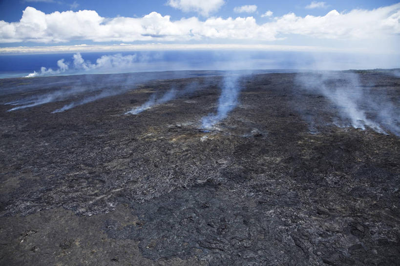 无人,横图,俯视,室外,白天,旅游,度假,火山,石头,美景,山,山脉,夏威夷,美国,阴影,光线,石子,影子,景观,山顶,山峰,云,云朵,山峦,喷发,云彩,娱乐,蓝色,白云,蓝天,天空,阳光,自然,群山,天,享受,休闲,景色,放松,晴朗,北美,北美洲,国家公园,自然风光,美洲,爆发,火山爆发,火山喷发,沉积岩,火山岛,夏威夷岛,夏威夷州,爱洛哈之州,夏威夷火山国家公园,北亚美利加洲,亚美利加洲,火山公园,火山国家公园,颠峰,极峰,暴发,水成岩,地壳运动,地质现象,活火山,石块,岩石,晴空,彩图,高角度拍摄,美利坚合众国