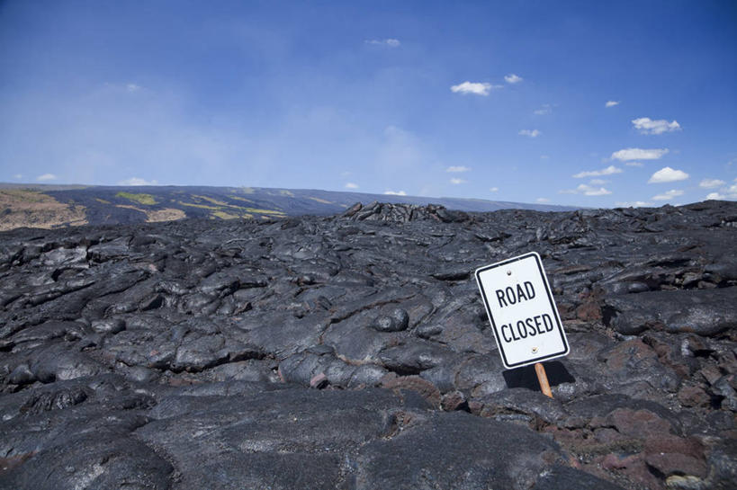 无人,横图,室外,白天,正面,旅游,度假,火山,石头,美景,山,山脉,夏威夷,美国,阴影,光线,英文,标志,石子,文字,影子,字符,字母,地平线,景观,山峰,云,云朵,辽阔,地面,山峦,云彩,娱乐,标识,蓝色,白云,蓝天,天空,阳光,自然,群山,天,享受,休闲,广阔,景色,放松,晴朗,英文字母,一望无际,北美,北美洲,国家公园,自然风光,延伸,美洲,沉积岩,火山岛,夏威夷岛,夏威夷州,爱洛哈之州,夏威夷火山国家公园,天地相交,北亚美利加洲,亚美利加洲,火山公园,火山国家公园,无边无际,一马平川,水成岩,活火山,石块,岩石,晴空,彩图,美利坚合众国