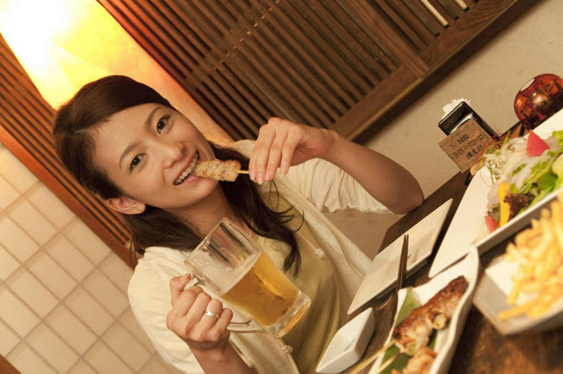 啤酒,东方人,一个人,酒吧,坐,笑,吃,微笑,露齿笑,横图,室内,白天,正面,烹饪,餐桌,门,桌子,杯子,餐具,亚洲,仅一个年轻女性,仅一个女性,仅一个人,拉门,握,阴影,服装,反射,碟子,盘,影子,鸡肉,肉,日本料理,料理,食品,酒类,拿,拿着,注视,休闲装,黄种人,移门,菜肴,美食,肉类,玻璃制品,酒,食物,饮料,衣服,盘子,酒杯,啤酒杯,碟,日式料理,观察,看,休闲,日式,休闲服,握着,服饰,佳肴,餐台,观看,察看,关注,烧鸡,肉食,障子,纸门,照烧,年轻女性,女人,女性,亚洲人,玻璃杯,嚼,食,坐着,半身,彩图,酒吧间,酒馆,照烧鸡