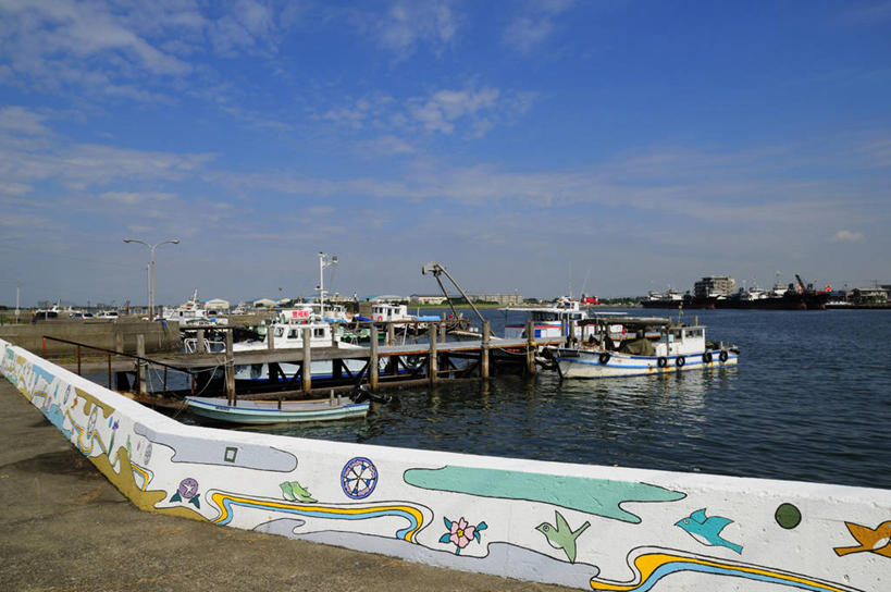 无人,家,码头,横图,室外,白天,正面,抽象,度假,绘画,美景,城市风光,城市,港口,轮船,船,海星,日本,亚洲,停靠,阴影,艺术,光线,彩绘,木板,图案,影子,房屋,墙,屋子,景观,云,云朵,桥,艺术品,木桥,千叶县,古典,云彩,文化,娱乐,楼房,海洋生物,墙壁,墙面,住宅,栈桥,蓝色,白云,蓝天,天空,阳光,动物,工艺品,交通工具,天,品味,享受,休闲,概念,生物,景色,放松,晴朗,人行桥,木板桥,美术,高雅,停泊,载具,东亚,游艇码头,本州,关东地方,本州岛,日本国,美学,千叶,图文,棘皮动物门,晴空,星鱼,彩图,涂鸦,房子,摆渡口,埠头,渡口,渡头,港湾,海港,口岸,木更津市