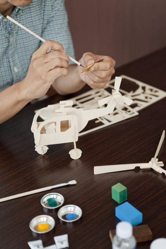 东方人,手,一个人,坐,竖图,俯视,室内,白天,绘画,游戏,桌面,桌子,飞机,玩具,亚洲,双手,仅一个男性,仅一个人,握,服装,艺术,木制,笔,办公用品,玩,涂抹,休闲装,黄种人,娱乐,航空,文具,衣服,画笔,模型,木制品,学习用品,交通工具,仅一个老年男性,休闲,手部,休闲服,益智,握着,服饰,活动,颜料,文具用品,直升机,直升飞机,美术,说明书,发泄,消遣,智力,载具,宣泄,老年男性,男人,男性,亚洲人,玩耍,嬉戏,坐着,半身,彩图,高角度拍摄,丙烯颜料