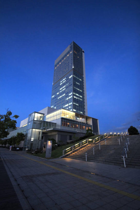 无人,高楼大厦,栏杆,竖图,室外,夜晚,仰视,旅游,度假,植物,标志建筑,大厦,道路,地标,建筑,路,摩天大楼,公路,日本,亚洲,阴影,光线,影子,围栏,灯光,交通,娱乐,建设,护栏,树,树木,绿色,自然,享受,休闲,旅游胜地,放松,生长,成长,东亚,本州,本州岛,日本国,中部地方,新潟,新潟县,马路,彩图,低角度拍摄,大楼,高层建筑,高楼,摩天楼,朱鹭展览馆