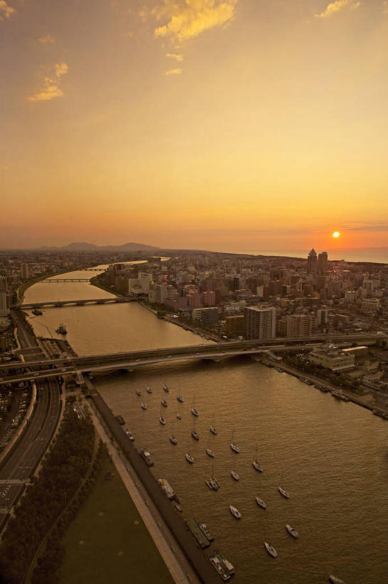 无人,高楼大厦,竖图,俯视,航拍,室外,白天,度假,河流,美景,日落,水,植物,城市风光,标志建筑,城市,大桥,大厦,道路,地标,建筑,立交桥,路,轮船,摩天大楼,桥梁,公路,船,长野县,日本,亚洲,停靠,河水,景观,水流,晚霞,霞光,落日,高架,建筑群,桥,交通,娱乐,建设,树,树木,绿色,自然,黄昏,交通工具,享受,休闲,景色,彩霞,放松,生长,成长,鸟瞰,停泊,载具,东亚,本州,本州岛,日本国,中部地方,长野,新潟,新潟县,夕照,薄暮,信浓川,夕阳,马路,彩图,高角度拍摄,傍晚,大楼,高层建筑,高楼,摩天楼,朱鹭展览馆,斜阳