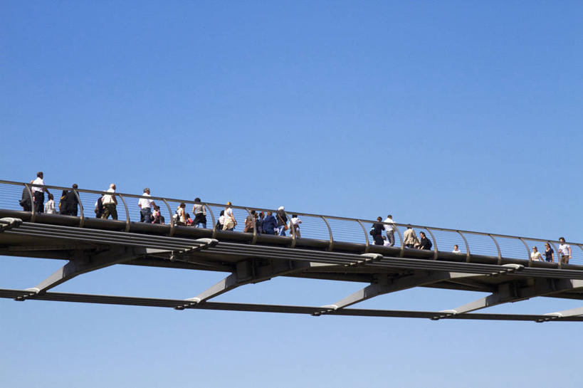 西方人,栏杆,走,横图,室外,白天,仰视,旅游,度假,标志建筑,地标,建筑,英国,欧洲,伦敦,欧洲人,行人,游客,游人,阴影,服装,光线,影子,围栏,桥,首都,许多人,注视,休闲装,娱乐,建设,护栏,路人,旅客,栈桥,衣服,蓝色,蓝天,天空,阳光,天,观察,看,一群人,享受,休闲,休闲服,旅游胜地,放松,服饰,晴朗,观看,人行桥,察看,西欧,关注,大不列颠,大不列颠及北爱尔兰联合王国,万里无云,雾都,千禧桥,过客,伦敦千禧桥,男人,男性,年轻男性,年轻女性,女人,女性,白种人,晴空,晴空万里,步行,散步,走路,彩图,低角度拍摄,全身,大不列颠王国,大英帝国,联合王国,日不落帝国