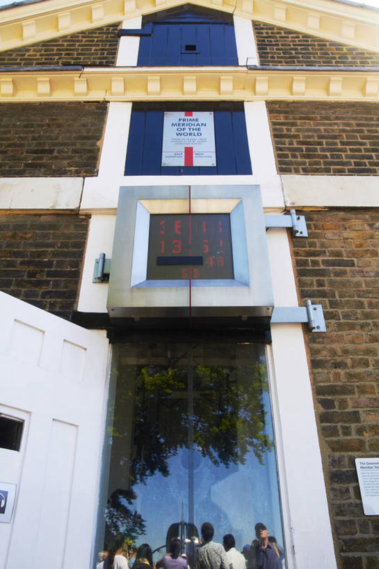 西方人,站,竖图,室外,白天,仰视,旅游,度假,标志建筑,地标,建筑,英国,欧洲,伦敦,欧洲人,行人,游客,游人,阴影,服装,光线,影子,墙,首都,许多人,注视,休闲装,娱乐,建设,路人,旅客,墙壁,墙面,衣服,阳光,观察,看,站着,一群人,享受,休闲,休闲服,旅游胜地,放松,服饰,观看,察看,西欧,关注,大不列颠,格林威治,大不列颠及北爱尔兰联合王国,雾都,过客,格林尼治,格林尼治天文台,格林威治天文台,男人,男性,年轻男性,年轻女性,女人,女性,白种人,抬头,仰头,站立,半身,彩图,低角度拍摄,大不列颠王国,大英帝国,联合王国,日不落帝国,本初经线,本初子午线,格林尼治子午线,格林威治子午线,子午线