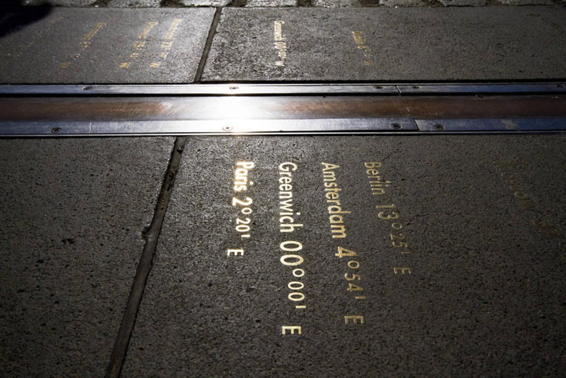 无人,横图,俯视,室外,特写,白天,旅游,度假,标志建筑,地标,建筑,英国,欧洲,伦敦,阴影,光线,英文,标志,文字,影子,字符,字母,地面,首都,娱乐,标识,建设,阳光,享受,休闲,旅游胜地,放松,英文字母,西欧,大不列颠,格林威治,大不列颠及北爱尔兰联合王国,雾都,格林尼治,格林尼治天文台,格林威治天文台,彩图,高角度拍摄,大不列颠王国,大英帝国,联合王国,日不落帝国,本初经线,本初子午线,格林尼治子午线,格林威治子午线,子午线