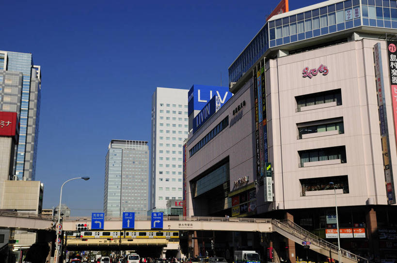 无人,高楼大厦,横图,室外,白天,仰视,度假,石头,美景,城市风光,城市,大厦,建筑,路灯,摩天大楼,照明,东京,日本,亚洲,阴影,光线,日文,标志,石子,文字,影子,字符,景观,建筑群,天桥,桥,灯光,娱乐,标识,建设,灯,蓝色,蓝天,天空,阳光,天,享受,休闲,景色,放松,晴朗,人行桥,照亮,照明设备,东亚,本州,万里无云,关东地方,本州岛,日本国,东京都,日语,墨田区,石块,晴空,晴空万里,彩图,低角度拍摄,大楼,高层建筑,高楼,摩天楼,锦糸町