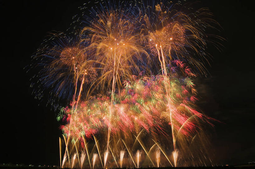 无人,横图,彩色,室外,夜晚,仰视,度假,美景,城市风光,城市,烟火,日本,亚洲,高大,景观,宏伟,辉煌,娱乐,黑色,天空,焰火,天,享受,休闲,灿烂,景色,放松,璀璨,雄伟,礼花,光辉,东亚,本州,本州岛,日本国,中部地方,新潟,新潟县,花炮,礼花炮,绚烂,光耀,长冈,长冈市,烟花,彩图,低角度拍摄