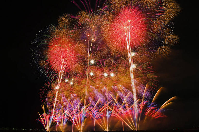 无人,横图,彩色,室外,夜晚,仰视,度假,美景,城市风光,城市,烟火,日本,亚洲,高大,景观,宏伟,辉煌,娱乐,黑色,天空,焰火,天,享受,休闲,灿烂,景色,放松,璀璨,雄伟,礼花,光辉,东亚,本州,本州岛,日本国,中部地方,新潟,新潟县,花炮,礼花炮,绚烂,光耀,长冈,长冈市,烟花,彩图,低角度拍摄