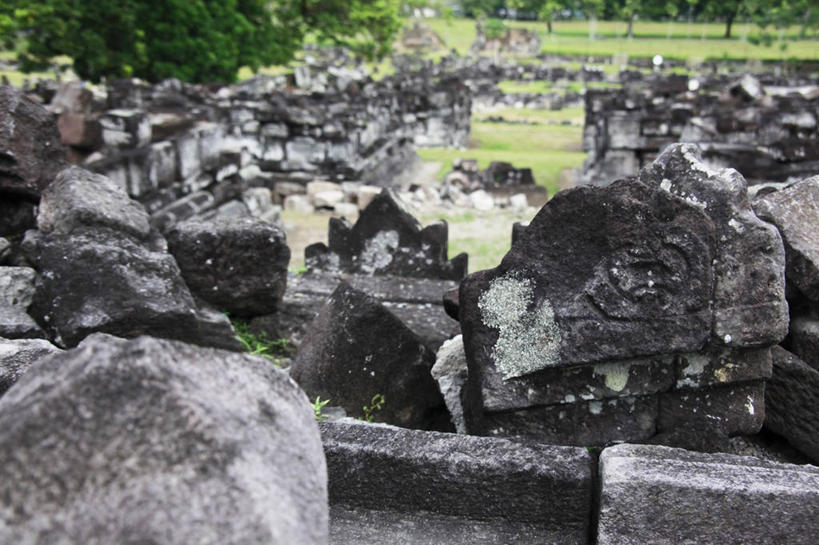 无人,寺庙,横图,室外,白天,正面,旅游,度假,草地,草坪,名胜古迹,植物,标志建筑,地标,建筑,印度尼西亚,印尼,亚洲,阴影,节日,遗迹,光线,影子,建筑群,燃烧,古迹,文化,文物,娱乐,建设,古建筑,废墟,草,树,树木,绿色,阳光,自然,香火,庙宇,祈祷,享受,休闲,健康,旅游胜地,放松,许愿,宗教,东南亚,信仰,生长,成长,纪念,祈求,古文明,印度尼西亚共和国,爪哇,爪哇岛,巴兰班南,拔兰班南寺,普兰巴南寺庙群,日惹,平安,彩图,庙,寺