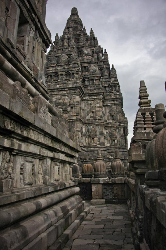 无人,寺庙,竖图,室外,白天,仰视,旅游,度假,名胜古迹,门,标志建筑,地标,建筑,雕塑,印度尼西亚,印尼,亚洲,遗迹,艺术,装饰,雕刻,雕像,乌云,云,阴天,云朵,塔,云彩,古迹,文物,娱乐,建设,古建筑,宝塔,石雕,天空,工艺品,门框,庙宇,天,享受,休闲,旅游胜地,放松,东南亚,纪念,美术,昏暗,阴沉,主题,陈列,古文明,印度尼西亚共和国,功能,美学,浮图,浮屠,爪哇,爪哇岛,巴兰班南,拔兰班南寺,普兰巴南寺庙群,日惹,彩图,低角度拍摄,庙,寺