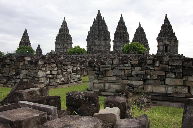 无人,寺庙,横图,室外,白天,正面,旅游,度假,草地,草坪,名胜古迹,植物,标志建筑,地标,建筑,印度尼西亚,印尼,亚洲,遗迹,云,云朵,建筑群,塔,云彩,古迹,文物,娱乐,建设,古建筑,宝塔,草,树,树木,蓝色,绿色,白云,蓝天,天空,自然,庙宇,天,享受,休闲,旅游胜地,放松,东南亚,生长,晴朗,成长,古文明,印度尼西亚共和国,浮图,浮屠,爪哇,爪哇岛,巴兰班南,拔兰班南寺,普兰巴南寺庙群,日惹,晴空,彩图,庙,寺