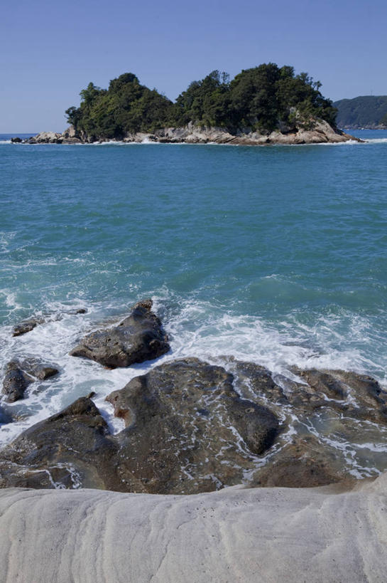 无人,竖图,室外,白天,正面,旅游,度假,岛屿,海浪,海洋,石头,美景,树林,植物,日本,亚洲,阴影,光线,石子,影子,岛,景观,浪花,娱乐,树,树木,蓝色,绿色,蓝天,天空,阳光,自然,海水,天,享受,休闲,景色,放松,生长,晴朗,成长,自然风光,海景,东亚,万里无云,高知,日本国,高知县,四国地方,四国,四国岛,大海,风浪,海,海水的波动,近岸浪,列岛,群岛,石块,岩石,涌浪,诸岛,晴空,晴空万里,彩图,土佐清水市