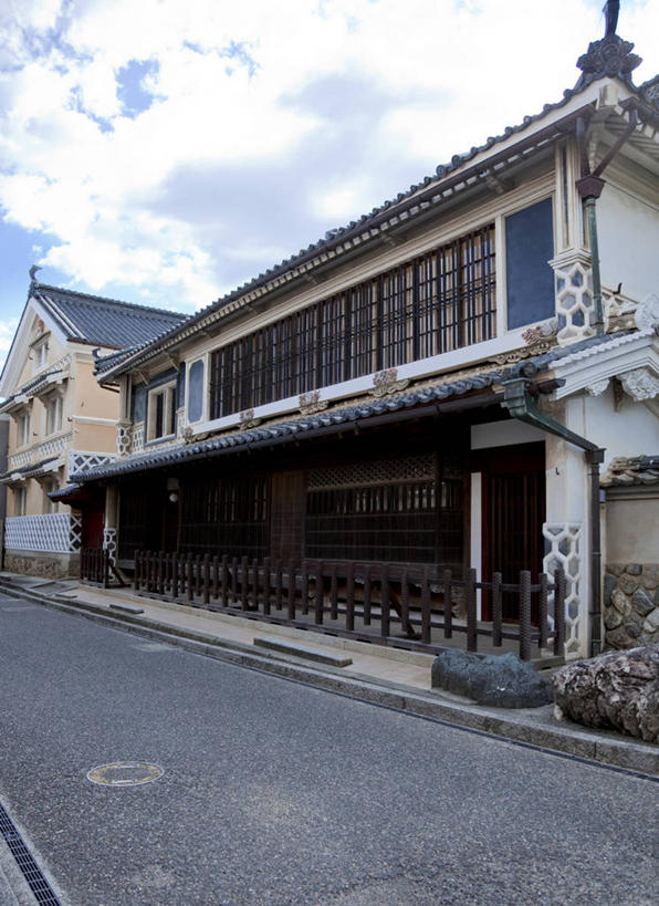 无人,家,竖图,室外,白天,仰视,度假,美景,城市风光,城市,道路,路,公路,爱媛县,日本,亚洲,阴影,光线,影子,房屋,屋子,景观,云,云朵,交通,云彩,娱乐,楼房,住宅,蓝色,白云,蓝天,天空,阳光,天,享受,休闲,瓦房,景色,放松,晴朗,东亚,日本国,爱媛,四国地方,四国,四国岛,晴空,马路,彩图,低角度拍摄,房子