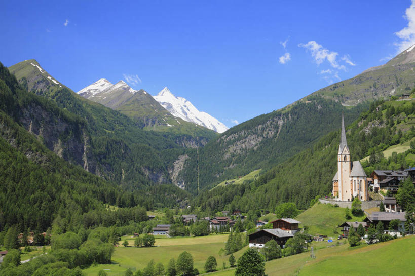 无人,教堂,横图,室外,白天,仰视,旅游,度假,草地,草坪,美景,山,山脉,树林,植物,标志建筑,地标,建筑,奥地利,欧洲,阴影,节日,光线,影子,景观,山峰,云,云朵,建筑群,山峦,云彩,文化,娱乐,建设,草,树,树木,蓝色,绿色,白云,蓝天,天空,阳光,自然,群山,天,祈祷,享受,休闲,健康,景色,放松,许愿,宗教,信仰,生长,晴朗,成长,纪念,祈求,自然风光,信念,中欧,奥地利共和国,克恩顿州,卡林西亚,克恩滕州,大格洛克纳山,平安,晴空,彩图,低角度拍摄,大教堂,礼拜堂